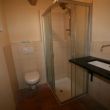 Douchecabine en wastafel gemonteerd